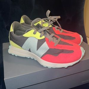 NEW BALANCE 327 - Little Girls Size 1